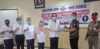 Peduli Masyarakat, APBMI Jatim Bagikan APD Medis dan Sembako