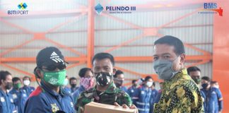 BMS Bagikan Bingkisan Hari Raya Kepada TKBM Di Pelabuhan JIIPE