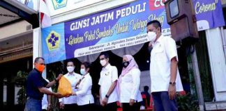 GINSI Jatim Bagi Sembako Kepada Warga