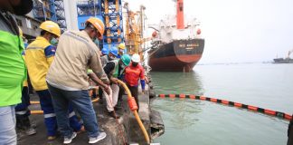 Dermaga Nilam Ketumpahan Minyak, Inilah Reaksi HSSE Pelindo Regional Jatim