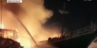 Dua Kapal Pinisi Terbakar Di Pelabuhan Kalimas