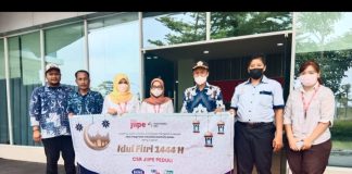 JIIPE Bagikan 700 Sembako Bagi Warga Sekitar