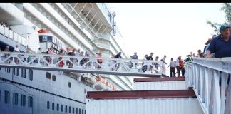 Kapal Cruise Jumbo Sandar Di Pelabuhan Benoa