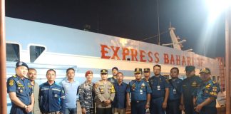 KSOP Gresik Berbagi Takjil Penumpang Mudik KM Express Bahari