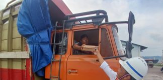 Pelindo Tanjungwangi Bagi Sembako Pada Pekerja Pelabuhan