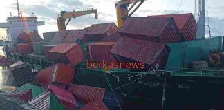 Kapal Pacifik 88 Mengalami Miring Saat Muat Kontainer di Jamrud